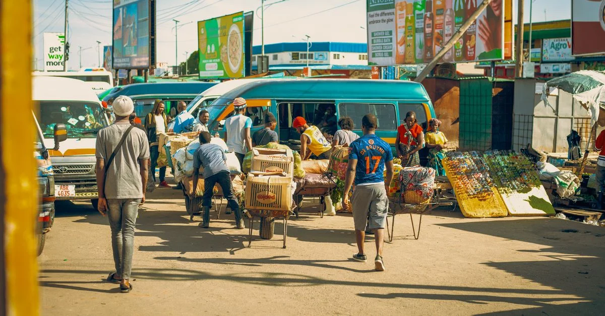 Scène vibrante de marché urbain avec des vendeurs et des marchands de rue vendant des produits.